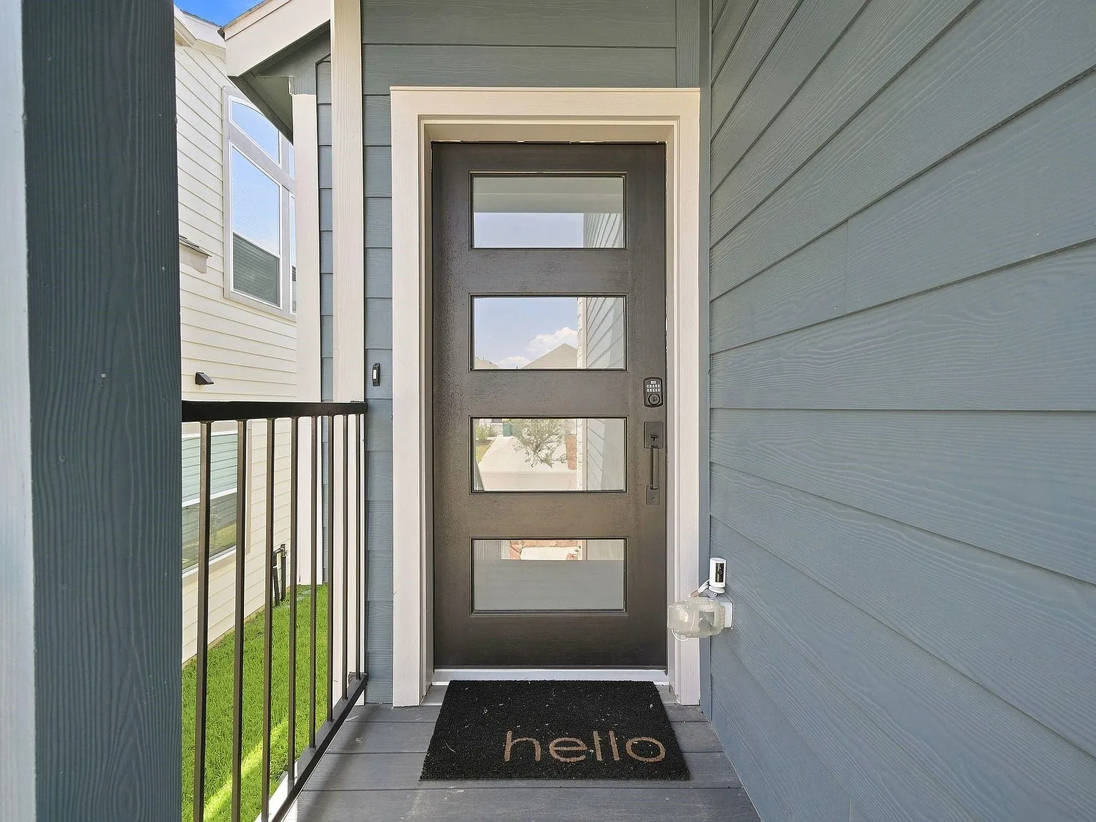 3 bed, 2.5 bath, 2160 sqft, $2,350 — Photo 3