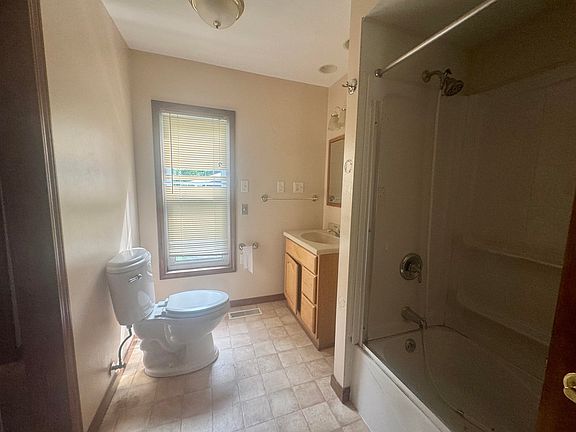 5th image of 515 E North St
