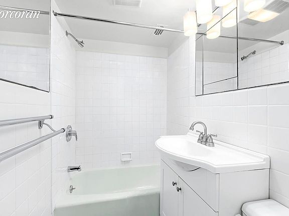 5th image of 39 Jane St APT 1c