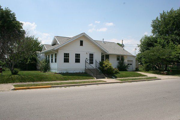 2nd image of 824 E Broadway St