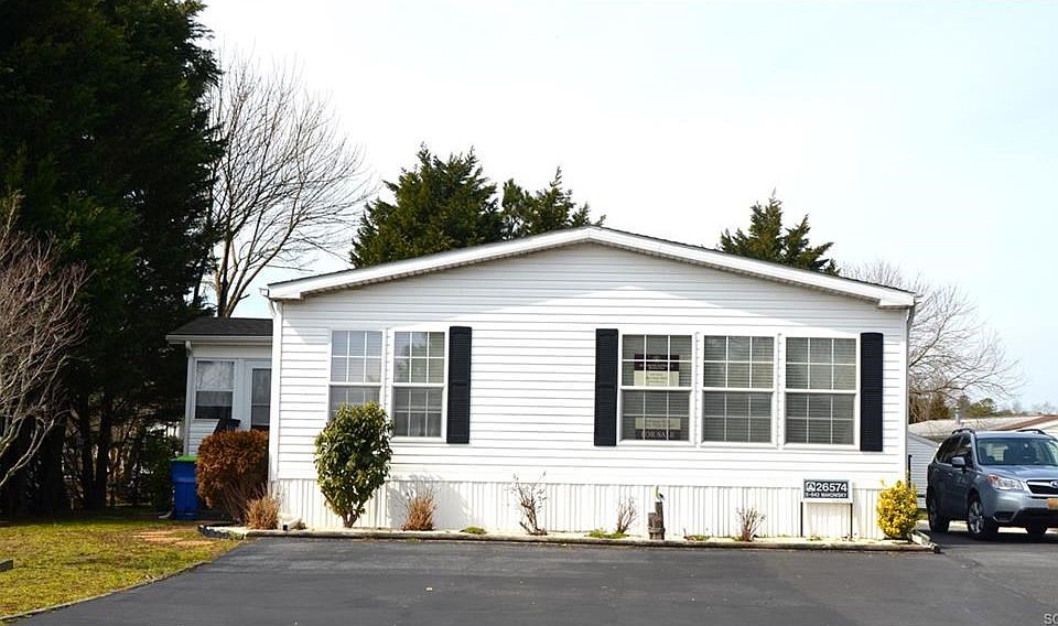 Welcome Home!! Large Driveway with Lots of Parking Space!