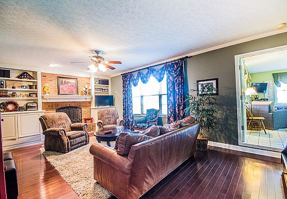 5th image of 907 Kensington Way