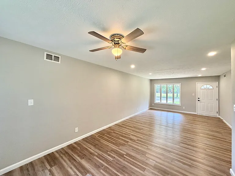 573 Hemlock Dr — Photo 2