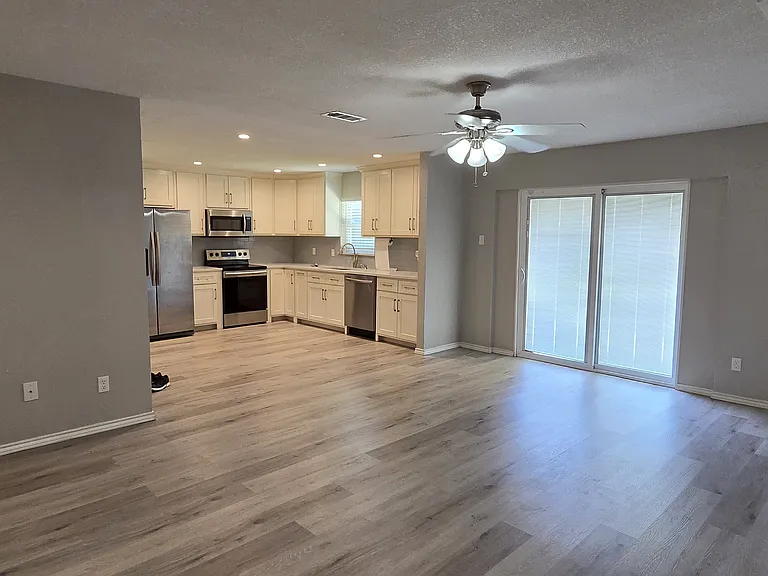 1129 Pioneer Ln — Photo 4