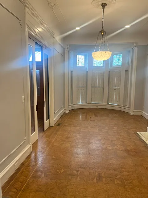 9 bed, 4692 sqft, $8,000 — Photo 2