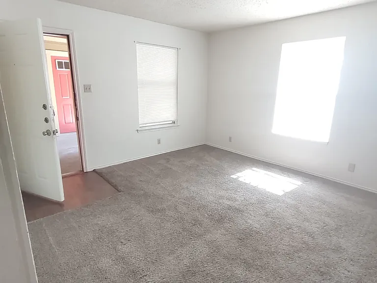 1121 N Locust St — Photo 6