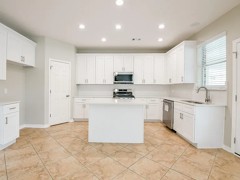 815 Robins Way — Photo 16