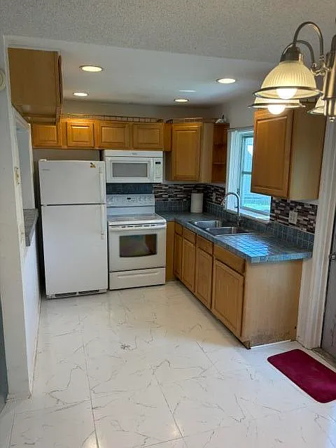 2 bed, 2.0 bath, 1089 sqft, $2,400 — Photo 3