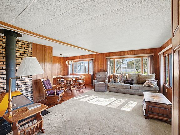 5th image of 115 E River Rd
