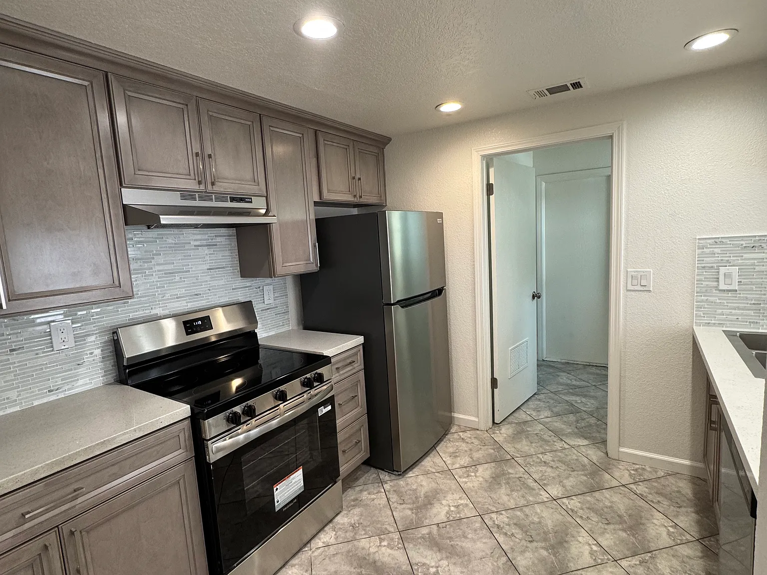 3 bed, 2.5 bath, 1309 sqft, $2,600 — Photo 2