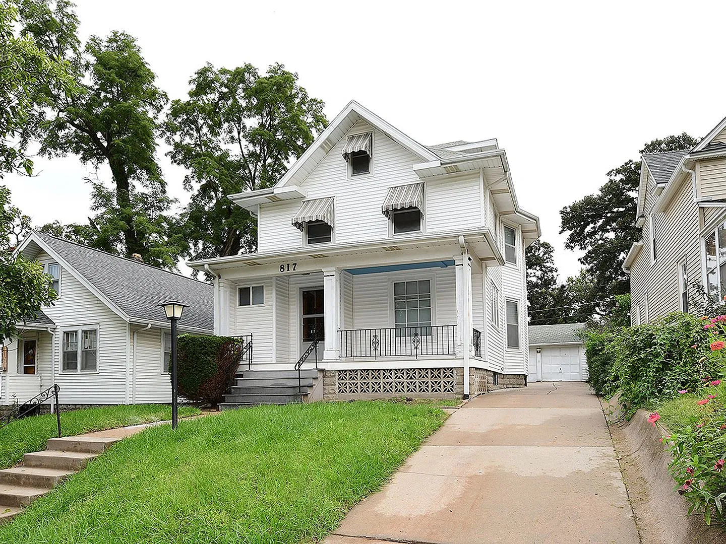 Spacious 3 Bedroom Home in Midtown w/ 2 Car Garage! — Photo 2