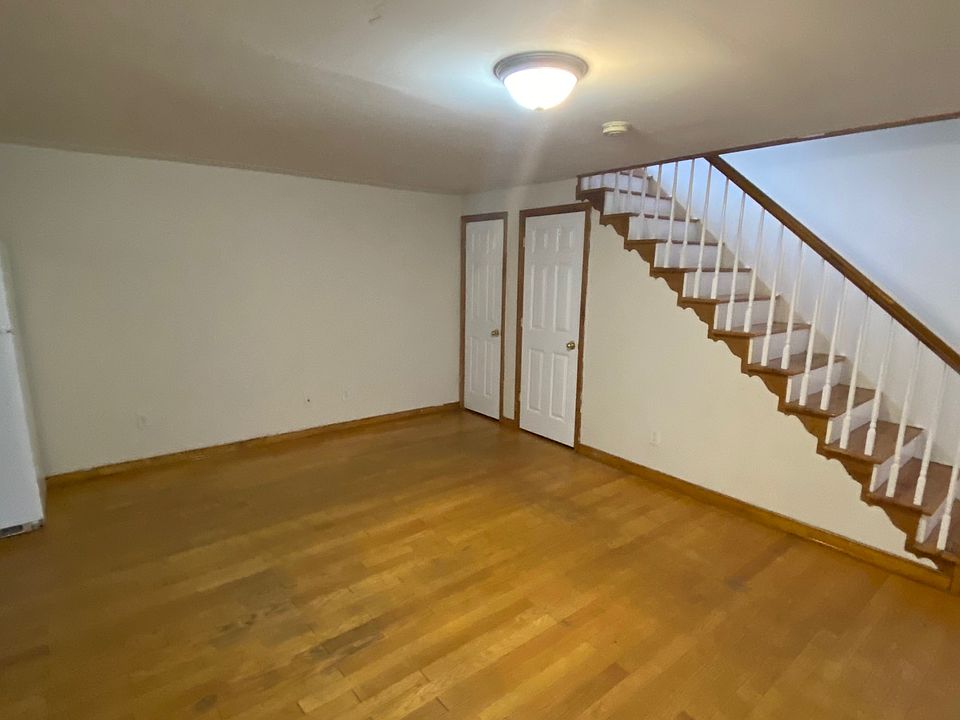 1st image of 909 W Grace St APT 6