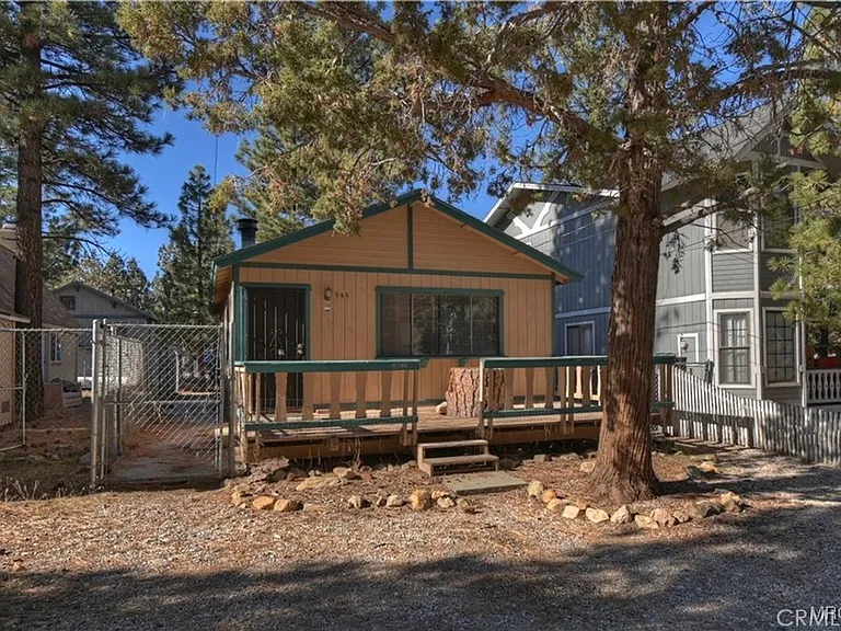 949 Pine Ln — Photo 3