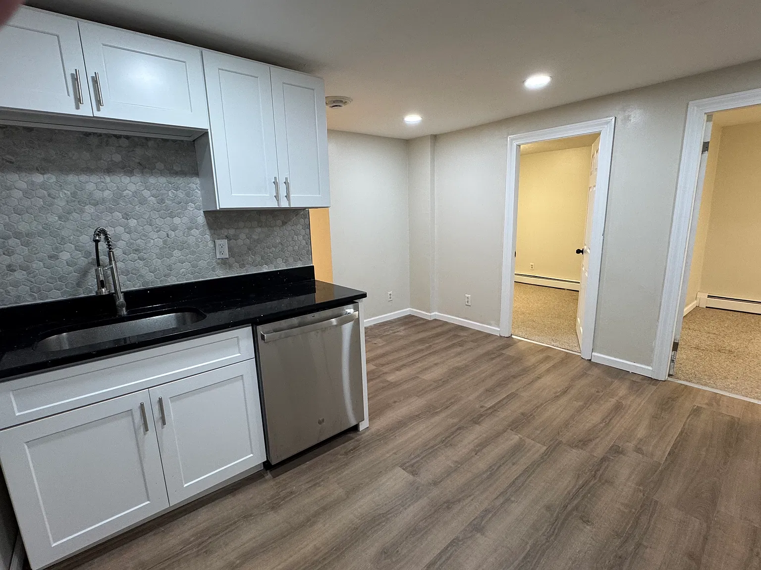 2 bed, 750 sqft, $2,050 — Photo 2