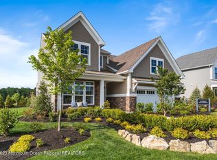 73 Grandview Cir, Farmingdale, NJ 07727