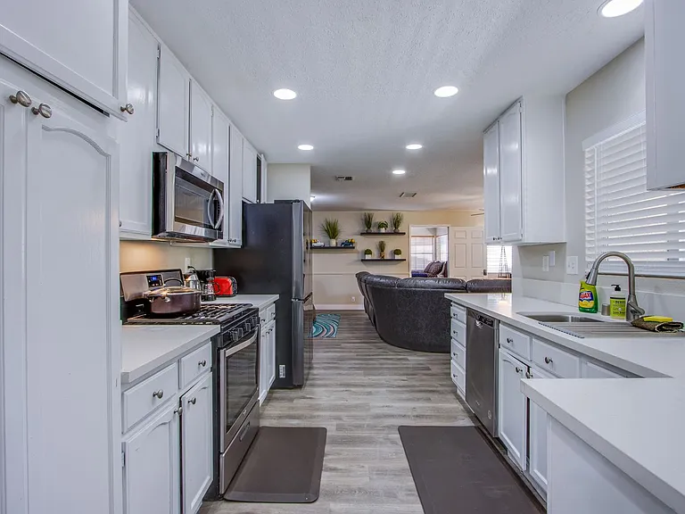2342 Viewcrest Rd — Photo 10