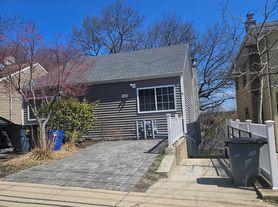 60 Marwood Rd N, Pt Washington, NY