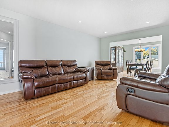 4th image of 1354 Gaultois Ave
