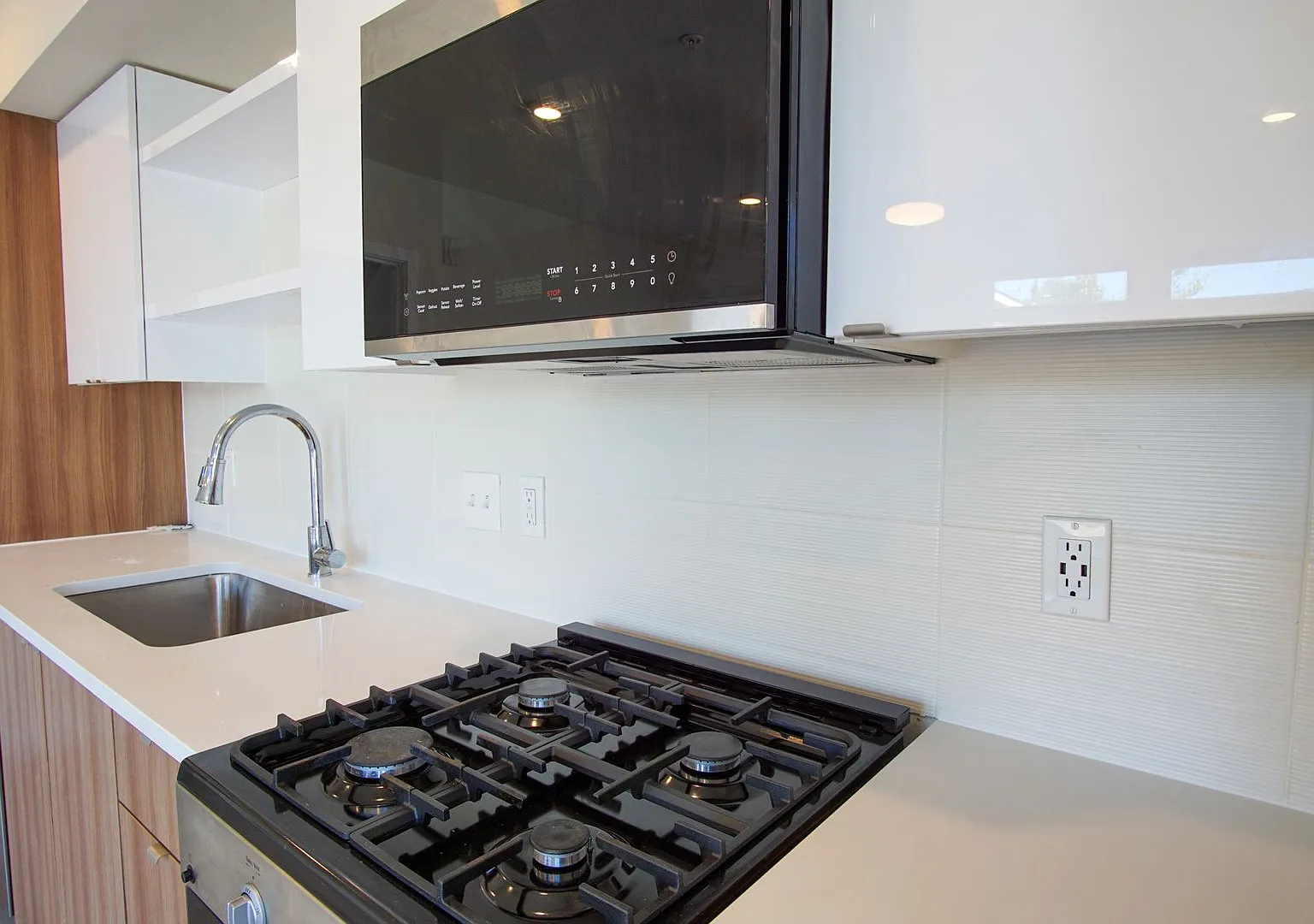 Modern & Bright 1 Bedroom w/Condo Finishes + W/D! — Photo 1