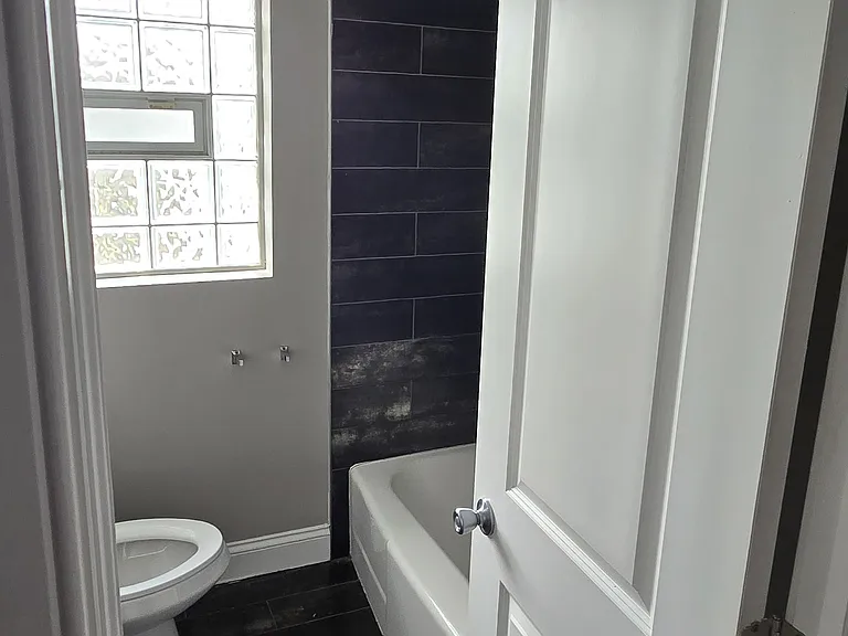 8001 S Hermitage Ave — Photo 1