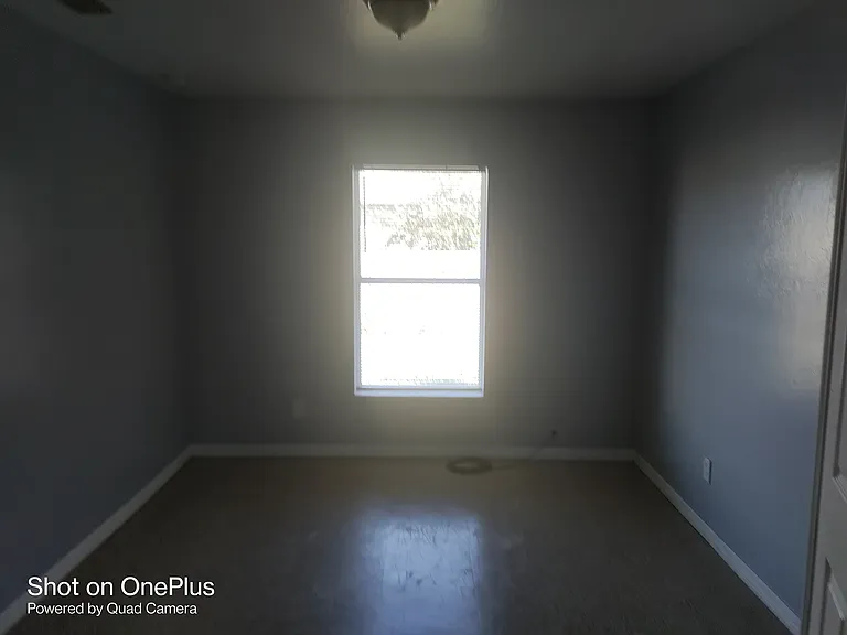 609 W 12th St — Photo 14