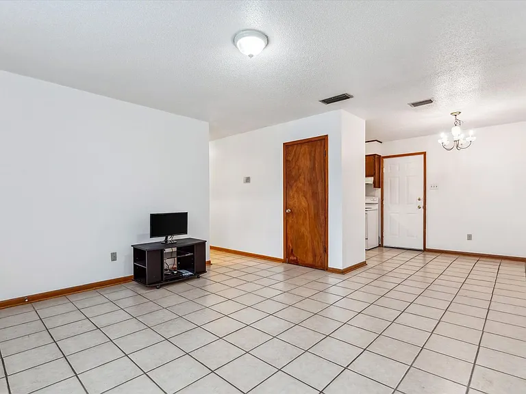 504 Farnell Ln — Photo 3