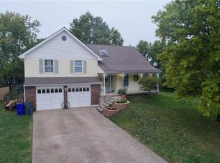 1146 E Sleepy Hollow Dr, Olathe, KS 66062