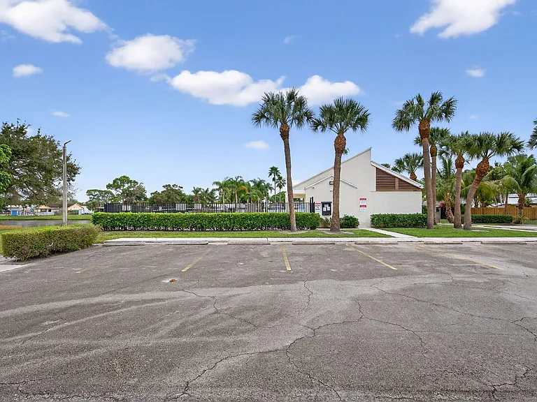 707 Stonewood Ct #19C — Photo 31
