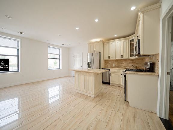 3rd image of 1816 Sterling Pl #A
