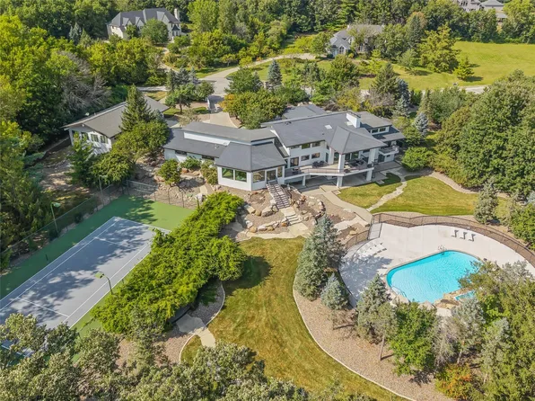 3700 Hidden Creek Dr, West Des Moines, IA 50265