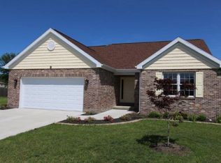 8 Summerfield Ln, Charleston, IL