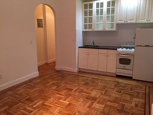 Rented by Bedford Realty USA Corp | media 8