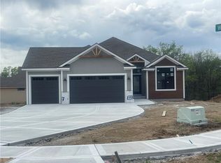 500 Blackhawke Dr, Smithville, MO 64089
