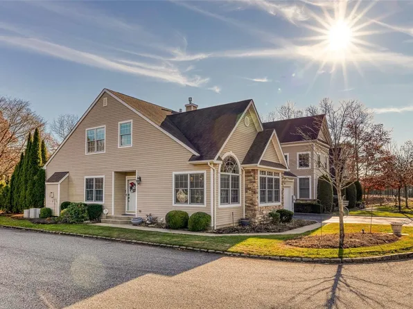 18 Eagle Circle #18, Bohemia, NY 11716