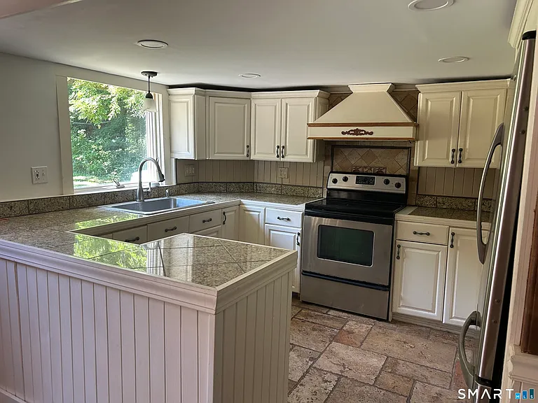 957 Palisado Ave — Photo 4