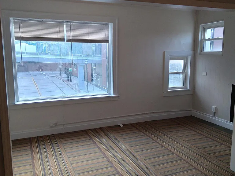 Front area with ample lighting