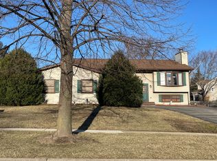 690 Penn Blvd, Lindenhurst, IL 60046