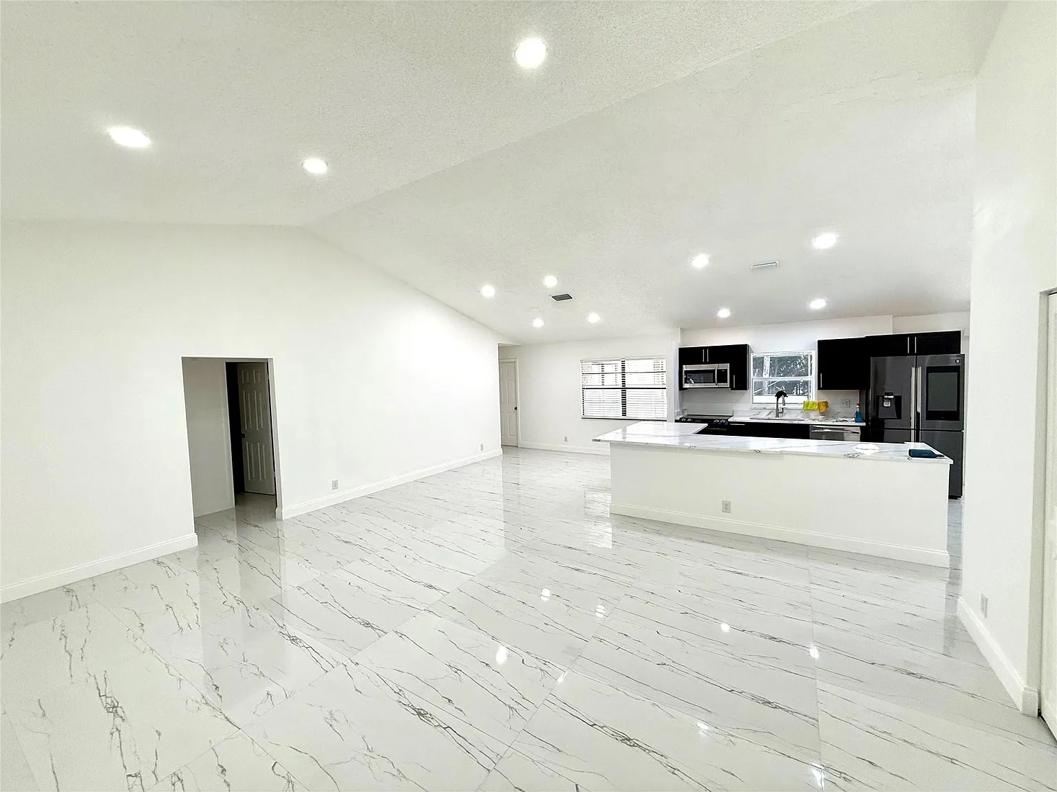 3 bed, 2.0 bath, 1588 sqft, $3,495 — Photo 2