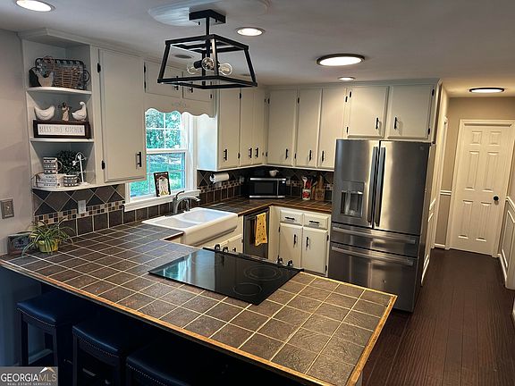 5th image of 692 Crawford Cir
