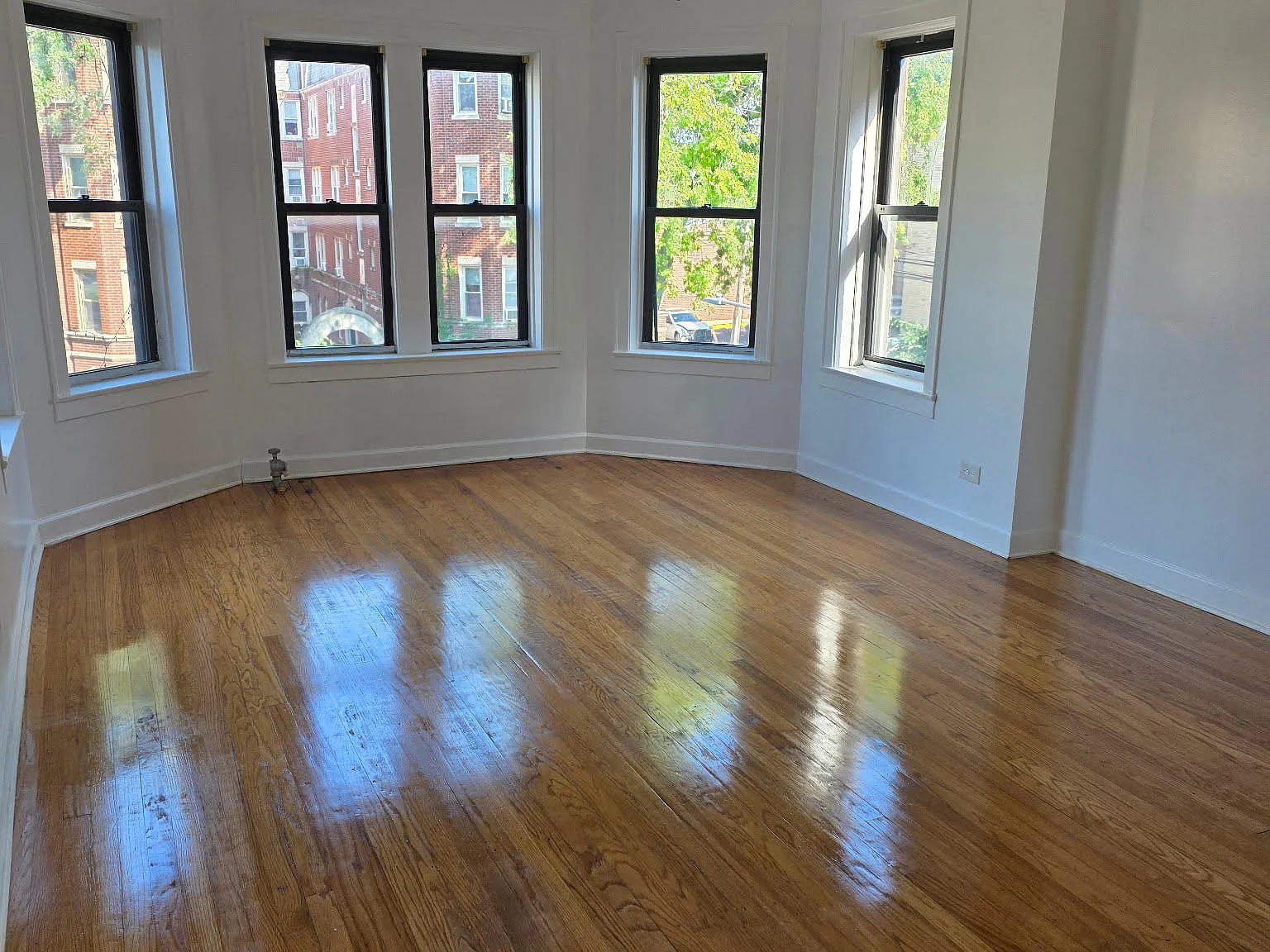 3 bed, 1300 sqft, $1,999 — Photo 1