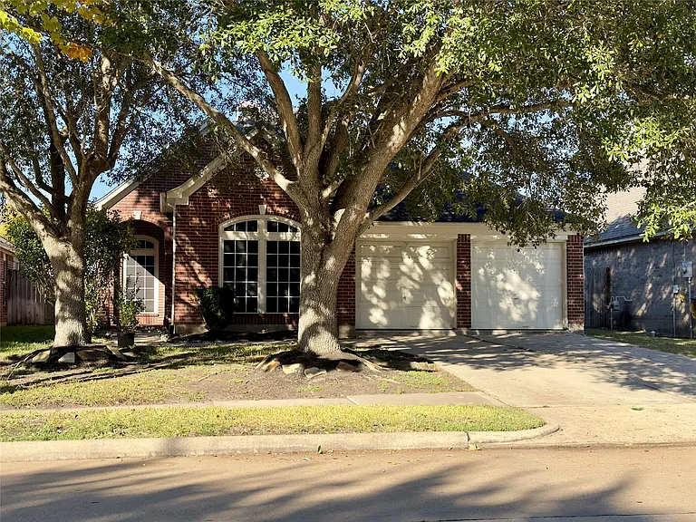 1506 Rogers Lake Ln — Photo 2