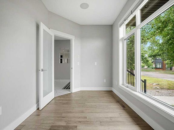 4th image of 637 N 14th Ave NE