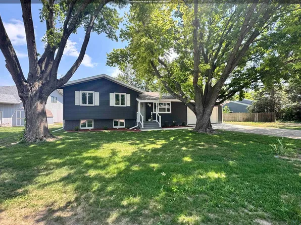 10 Evergreen Ln, North Sioux City, SD 57049
