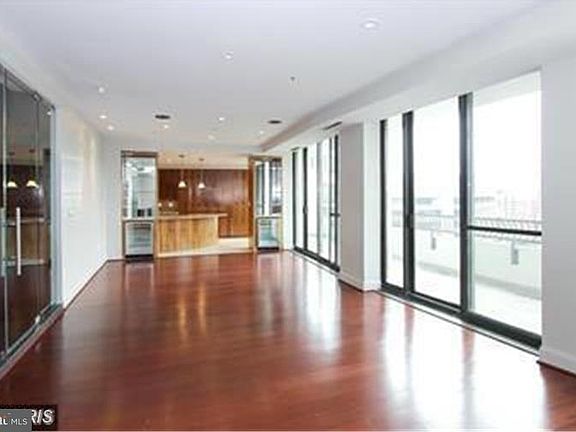 4th image of 1300 Crystal Dr #Penthouse 1s
