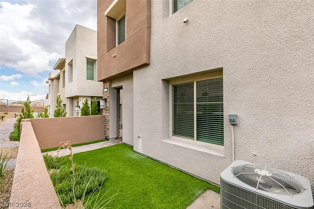 4 bed, 3.0 bath, 1966 sqft, $3,555 — Photo 4