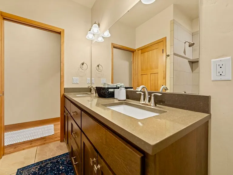 1696 SW Knoll Ave #2 — Photo 7