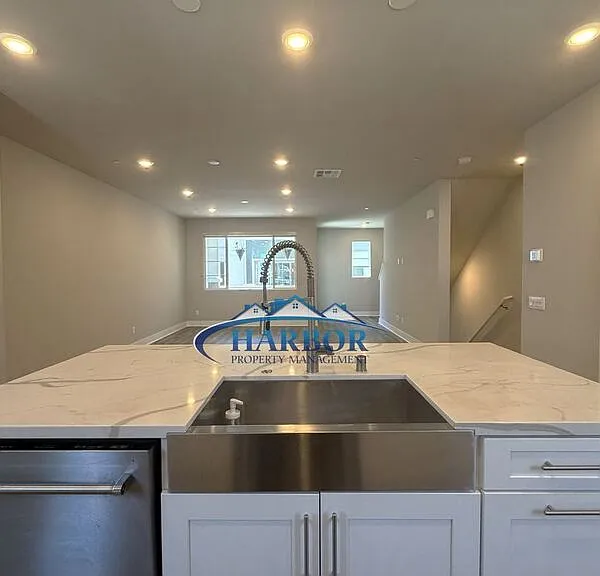 1492 W Sunrise Ln — Photo 8