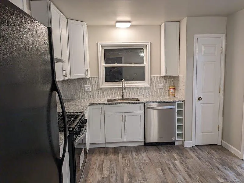 4 bed, 2.5 bath, 2300 sqft, $3,600 — Photo 4
