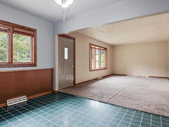 5th image of 315 Diamond St S