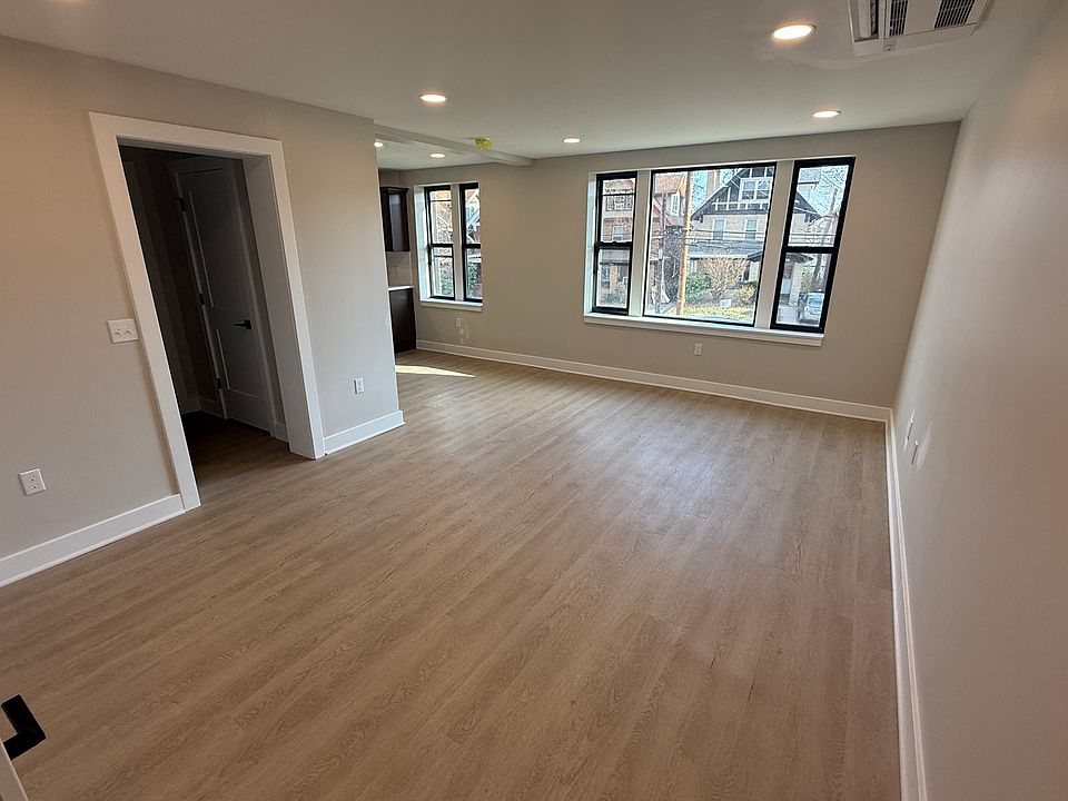 Large on bedroom apartment in new building. Lots of light big windows.